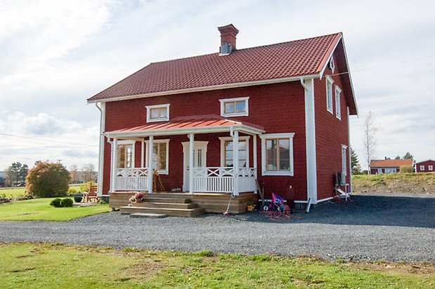 Mo 1:5 / 1:8. / 1:9. Hus i tre våningar i röd, liggande panel med vita och gula detaljer. Förstukvist i vitt.