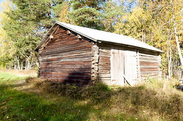 Palleråsen 1:4. Liten timrad byggnad med lucka.