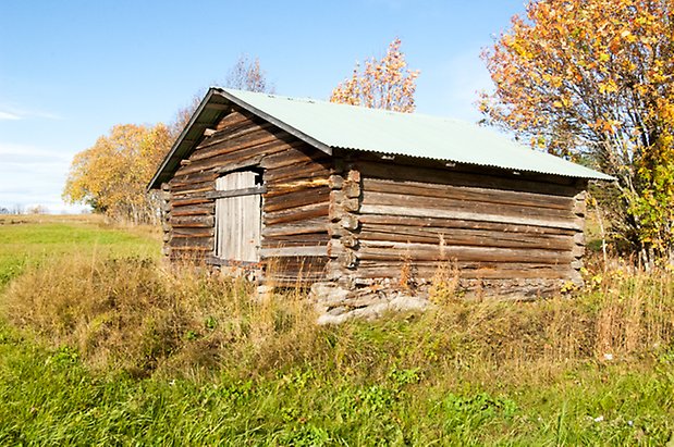 Palleråsen 1:4. Timrad byggnad med lucka.