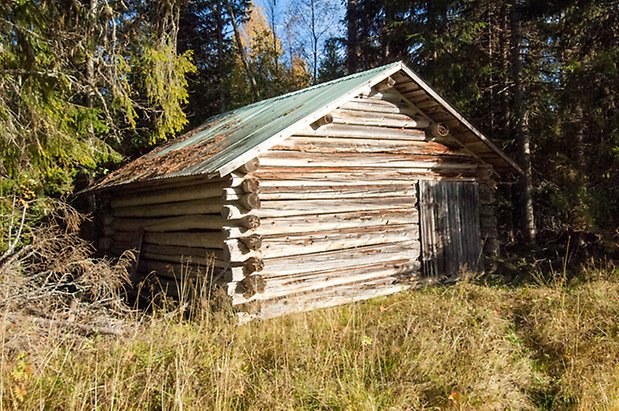 Palleråsen 1:4. Liten timrad byggnad.