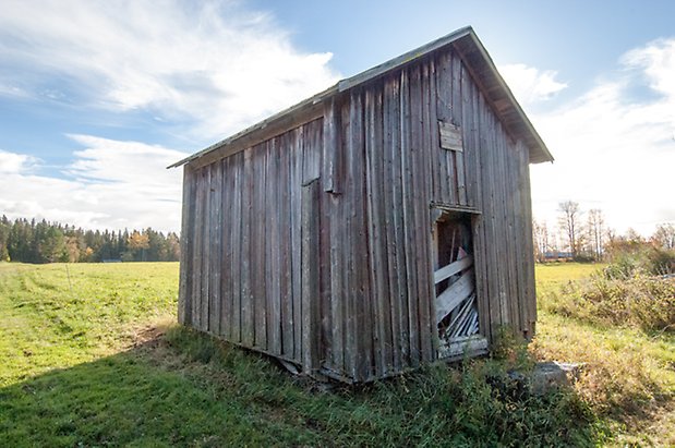 Palleråsen 1:8. Byggnad i grånad panel.