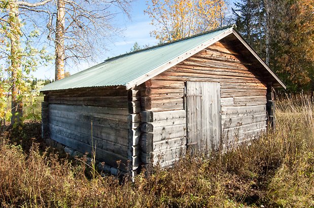 Palleråsen 1:8. Grå, timrad byggnad med lucka.