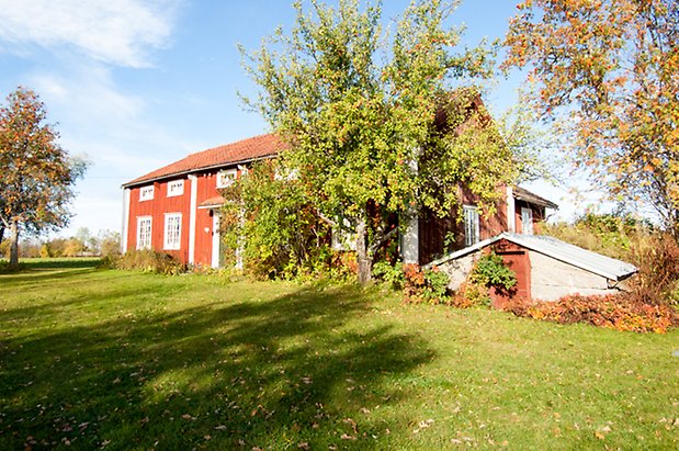 Palleråsen 1:28. Hus i två våningar i röd panel med fönster med vita spröjs.