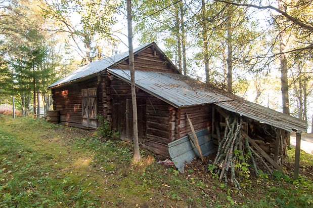 Söre 7:17. Timrad, brun byggnad.