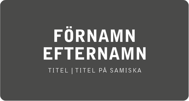 Mörkgrå skylt med förnamn och efternamn i vitt, samt titel i vitt på både svenska och sydsamiska.