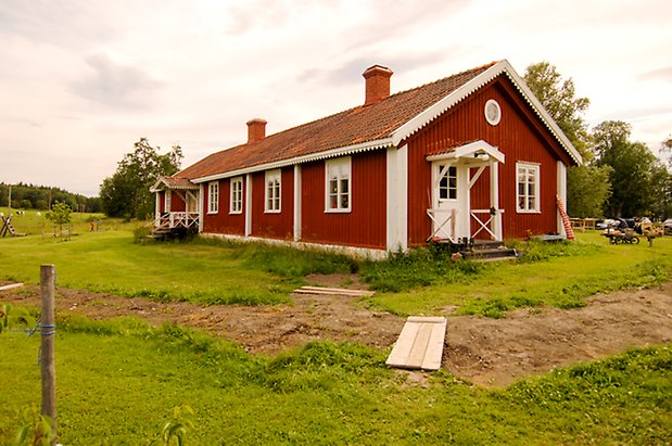 Andersön 1:25. Hus i två våningar med två förstukvistar med fönster med vita spröjs. 