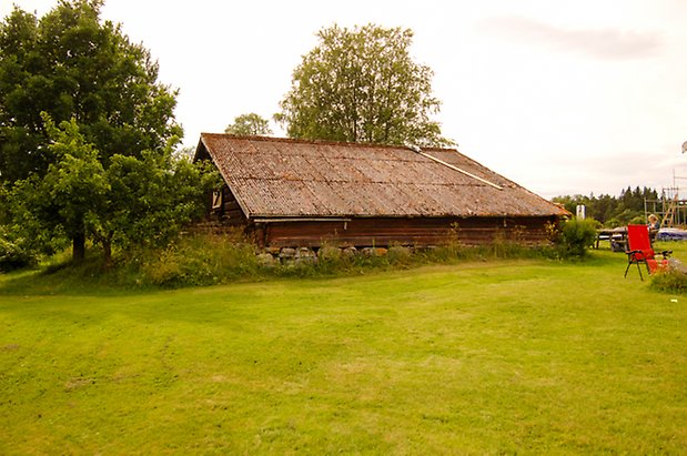 Andersön 1:25. Låg, brun timrad byggnad.