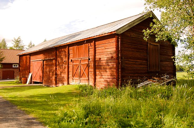 Digernäs 1:29. Timrad, röd lada med röda dubbelportar.