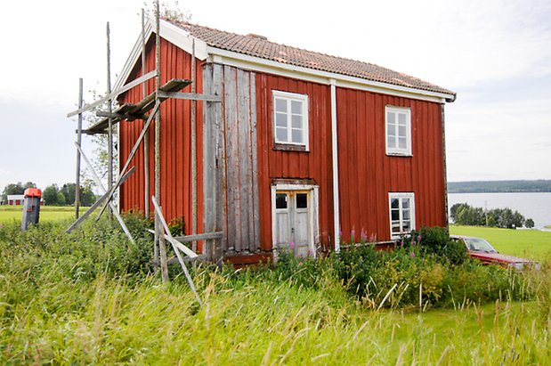 Hara 3:2. Hus i två våningar i röd panel, fönster med vita spröjs och grå dubbeldörr.