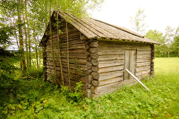 Hara 4:10. Timrad, grå byggnad i lucka. 