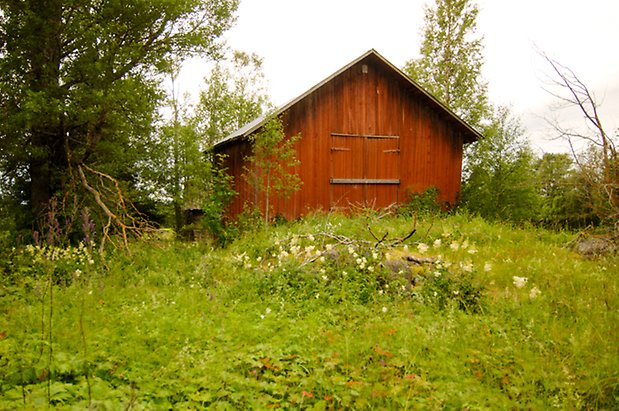 Hara 4:10. Byggnad i röd panel i två våningar med röda dubbeldörrar.