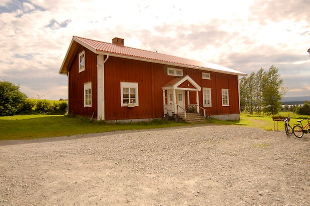 Klockarbacken 1:4. Hus i två våningar med förstukvist med vit dubbeldörr och fönster med spröjs.