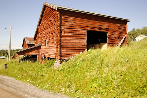 Måläng 3:2. Röd, timrad byggnad.