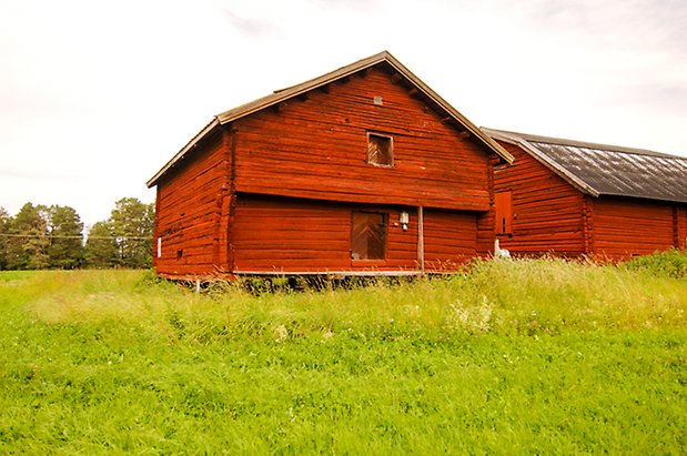 Sunne Prästbord 1:1. Stort, rött timrat härbre.