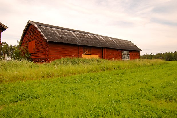 Sunne Prästbord 1:1. Ladugård i rött timmer med tre duubelportar.