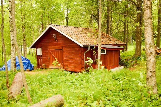 Åkeräng 1:13. Röd, timrad byggnad.