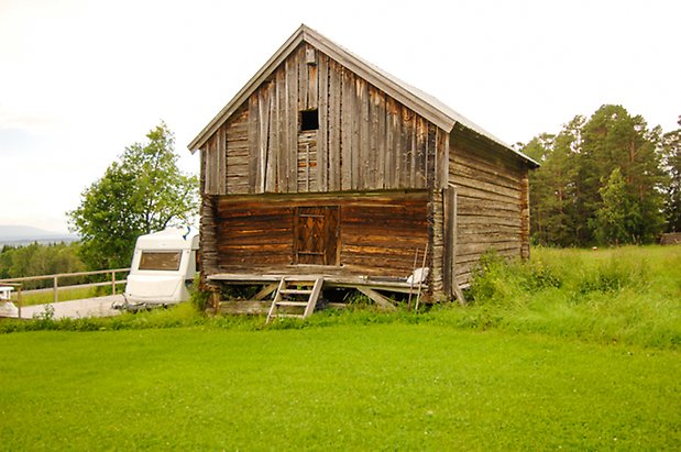 Åkeräng 1:16. Stort, grått, timrat härbre.