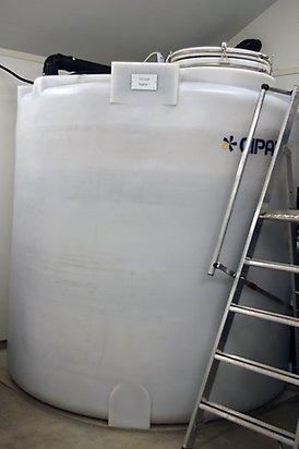 En stor tank i vit hårdplast