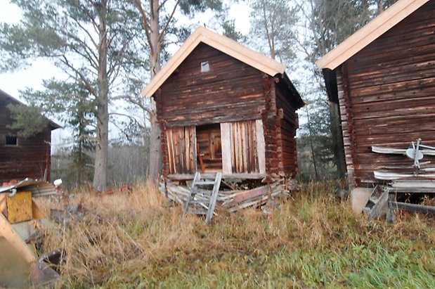 Bledäng 1:8. Timrat, brunt härbre.