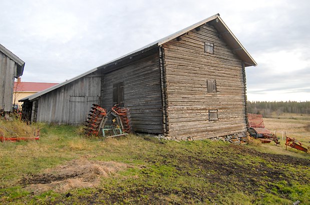 Gäle 1:6. Timrad, grå byggnad med lucka, byggnad i grå panel tillbyggd i vinkel.