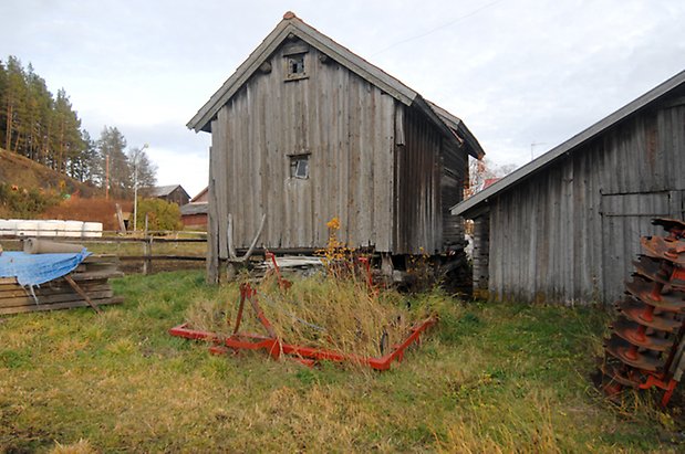 Gäle 1:6. Byggnad i två våningar i grå panel.