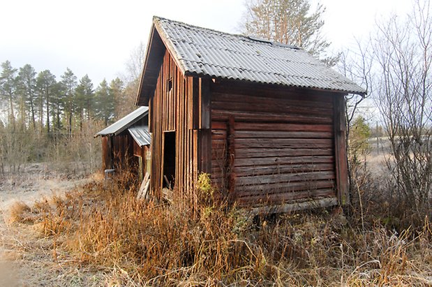 Klocksåsen 3:5. Härbre i timmer och panel. 