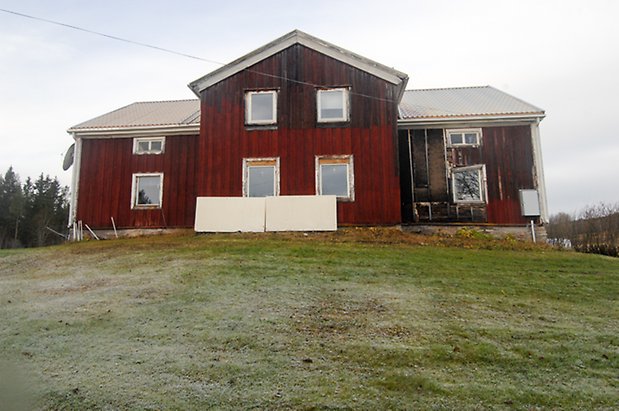 Klocksåsen 3:13. Hus i två våningar i röd panel.