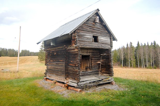 Månsta 2:4. Timrat, grått härbre.