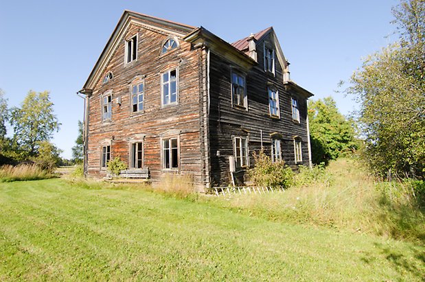 Vi 1:22. Villa i tre våningar i brun, liggande panel, takkupa och fönster med spröjs - en del trasiga rutor.