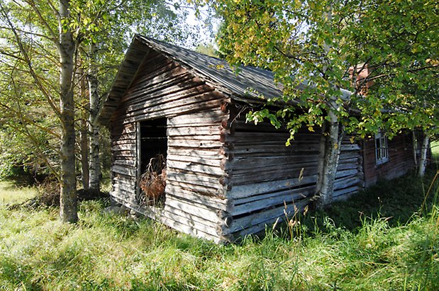 Norderöns-Backen 1:12. Byggnad i grått timmer.