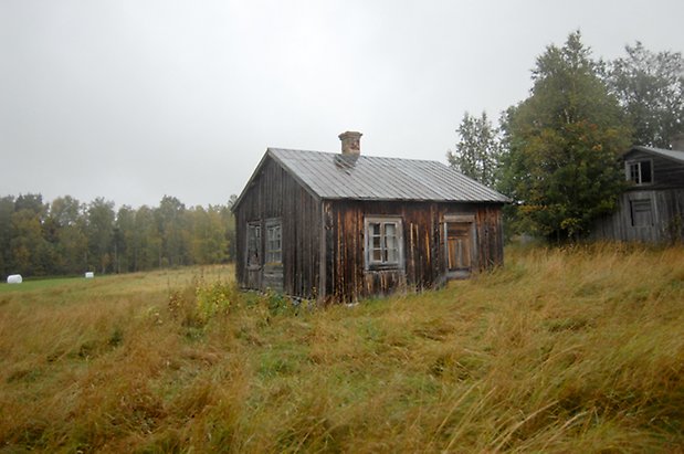 Norderöns-Hov 1:14. Hus i brun panel med brun dörr och fönster med spröjs.