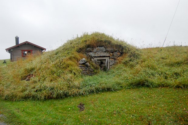 Västanede 3:5. Jordkällare av stenblock, övervuxen av gräs.