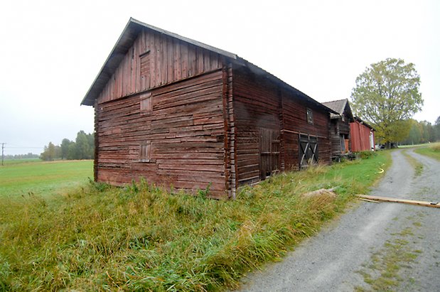 Västanede 3:7. Brun, timrad byggnad.