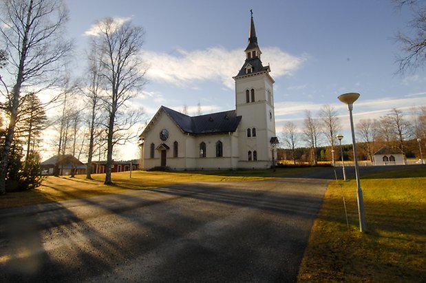 Fugelsta 2:62. Kyrka i vit puts med svart tak.