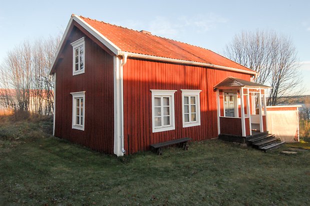 Marieby Prästbord 1:4. Hus i två våningar, förstukvist och fönster med vita spröjs.