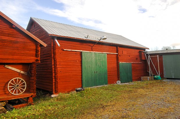 Öd 2:4. Röd, timrad byggnad med grön dubbelport och grön port.