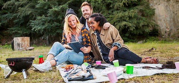 Tre personer på picknick