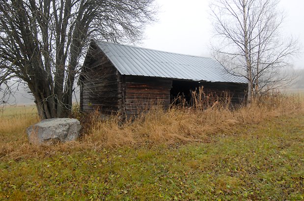 Kläppe 5:18. Byggnad i grått timmer.