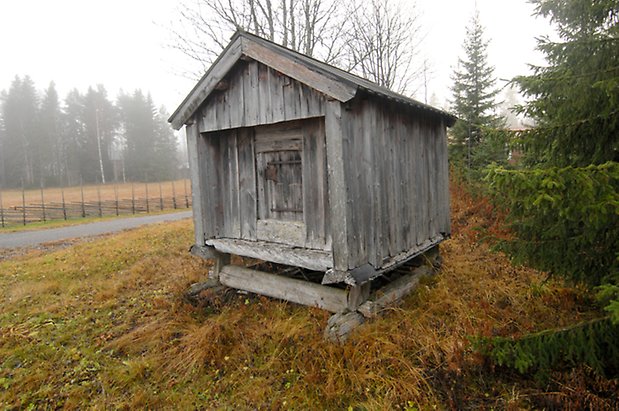 Lungre 1:6. Byggnad i grå panel med grå lucka.