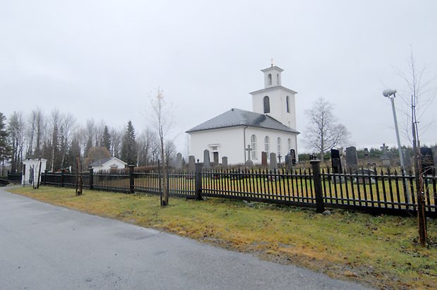 Lungre 1:9. Kyrka i vit puts med svart tak. 