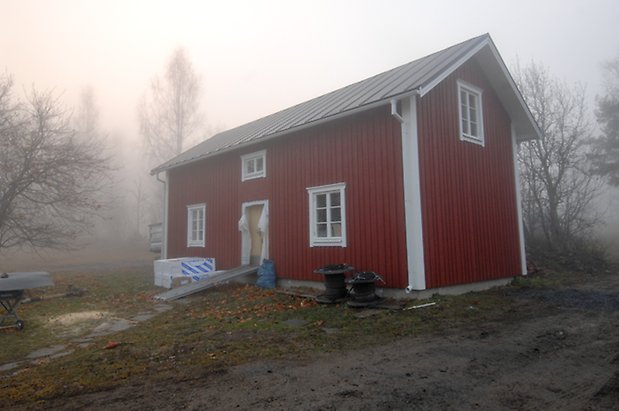 Lungre 2:3. Hus i två våningar i röd panel med vita detaljer, fönster med vita spröjs.