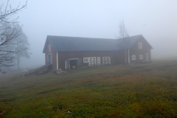 Lungre 2:3. Ladugård i två våningar i röd panel, fyra dubbelportar i rött och vitt, enkelport i rött och vitt, fönster med vita spröjs.