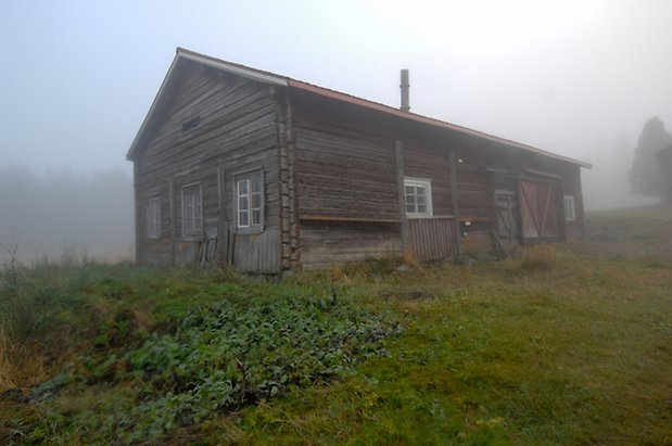 Lungre 2:4. Byggnad i grått timmer, röd dubbelport, grå dubbelport, fönster med spröjs.