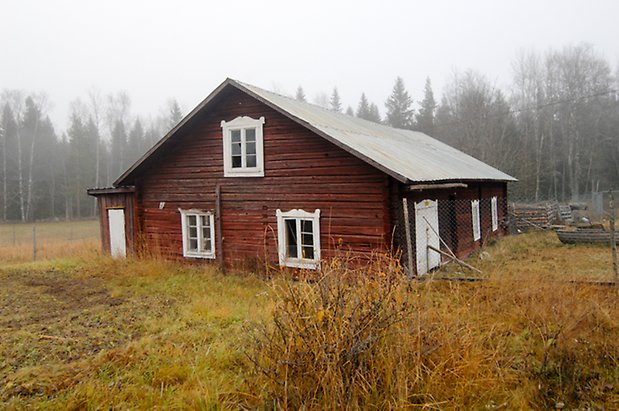 Sjör 1:5. Byggnad i rött timmer i två våningar, vit dubbelport, fönster med vita spröjs.