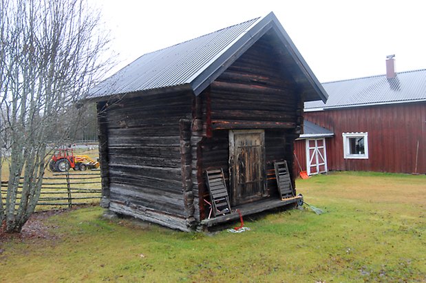 Bringåsen 1:15. Brunt, timrat härbre.