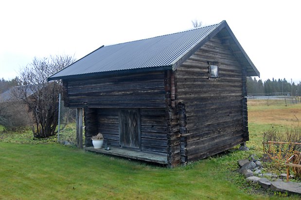 Bringåsen 1:15. Brunt, timrat härbre.