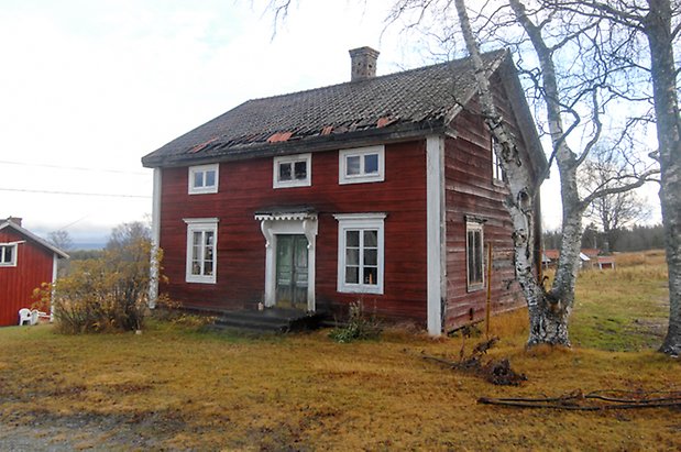 Brynje 1:29. Hus i rött timmer, i två våningar, grön dubbeldörr, fönster med vita spröjs, murad tegelsten.