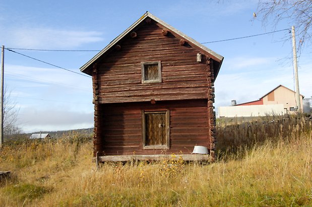 Österåsen 10:7. Brunt, timrat härbre.