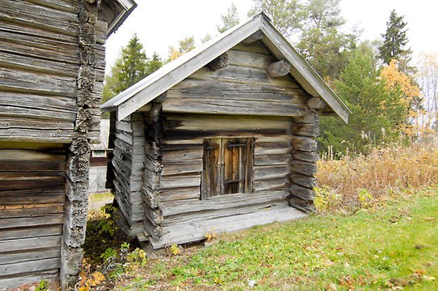 Andersgård 3:1. Grått, timrat härbre.