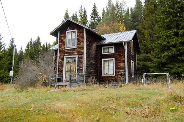 Grötom 1:27. Villa i två våningar i brun, liggande panel, fönster med gröna spröjs, brun dubbeldörr.